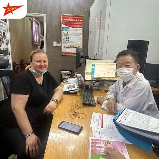 Khách hàng mua máy trợ thính chính hãng